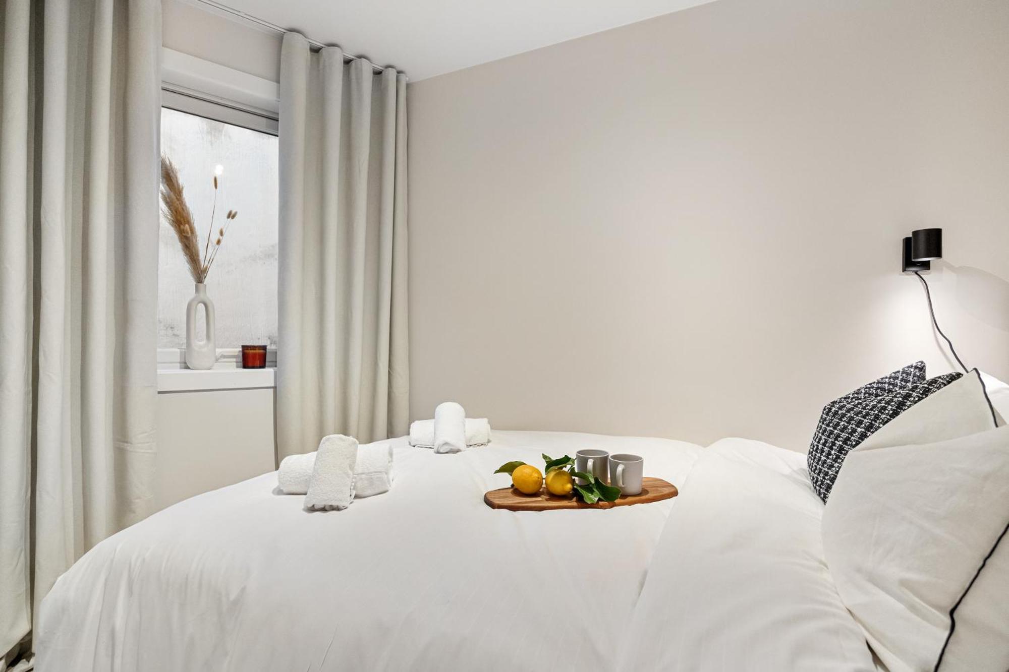 King Bed - Renovated 2024 - 2Br Behind Bryggen Appartement Bergen Buitenkant foto