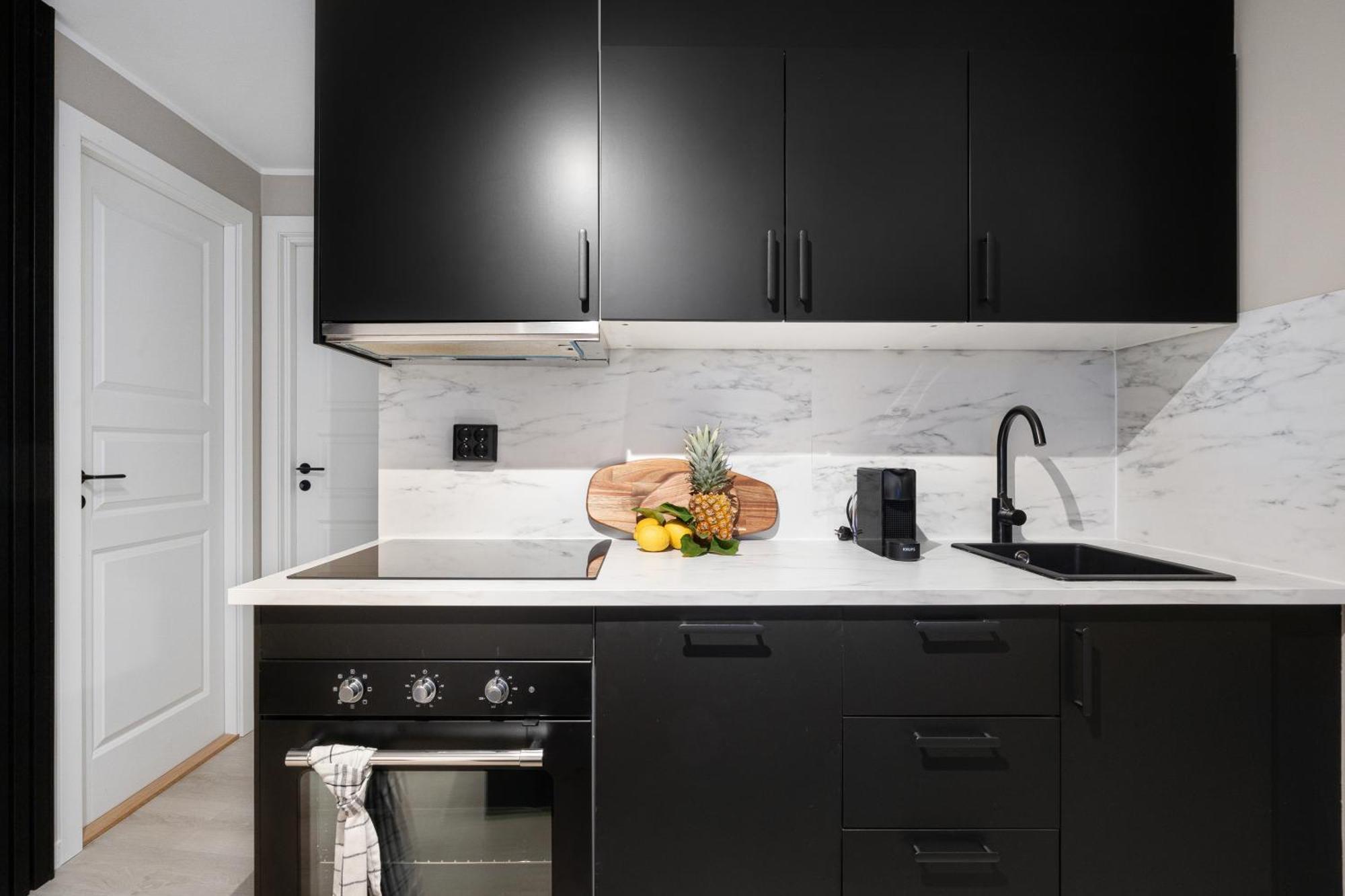 King Bed - Renovated 2024 - 2Br Behind Bryggen Appartement Bergen Buitenkant foto