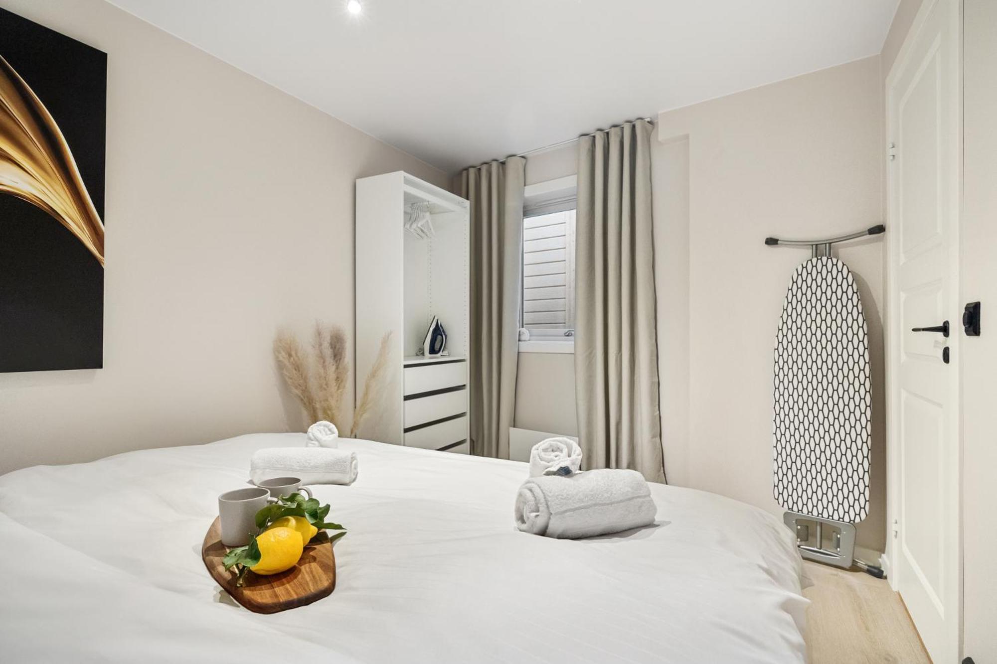King Bed - Renovated 2024 - 2Br Behind Bryggen Appartement Bergen Buitenkant foto