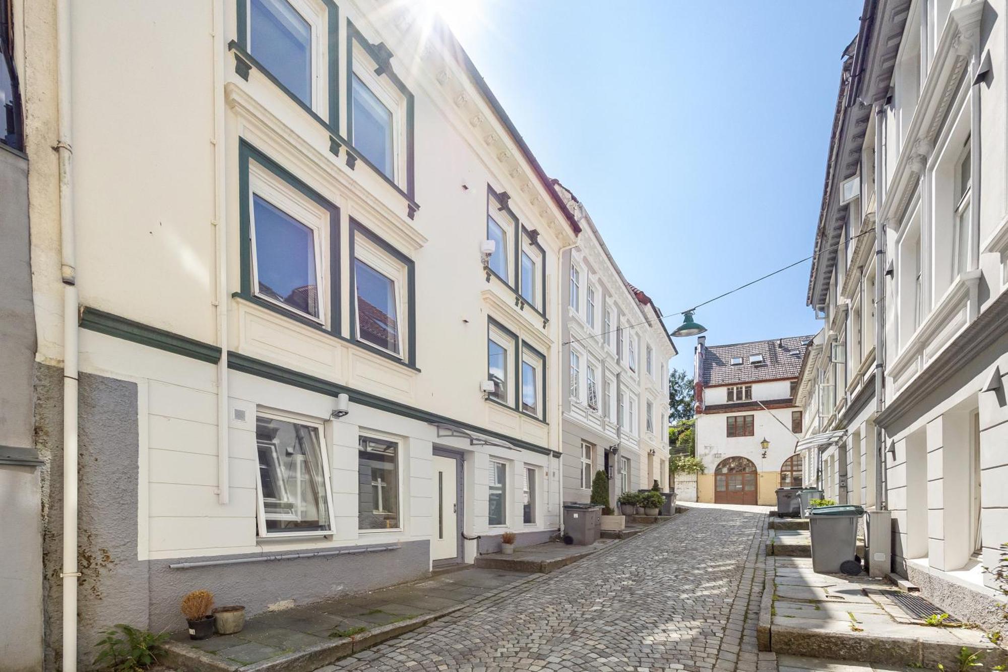 King Bed - Renovated 2024 - 2Br Behind Bryggen Appartement Bergen Buitenkant foto