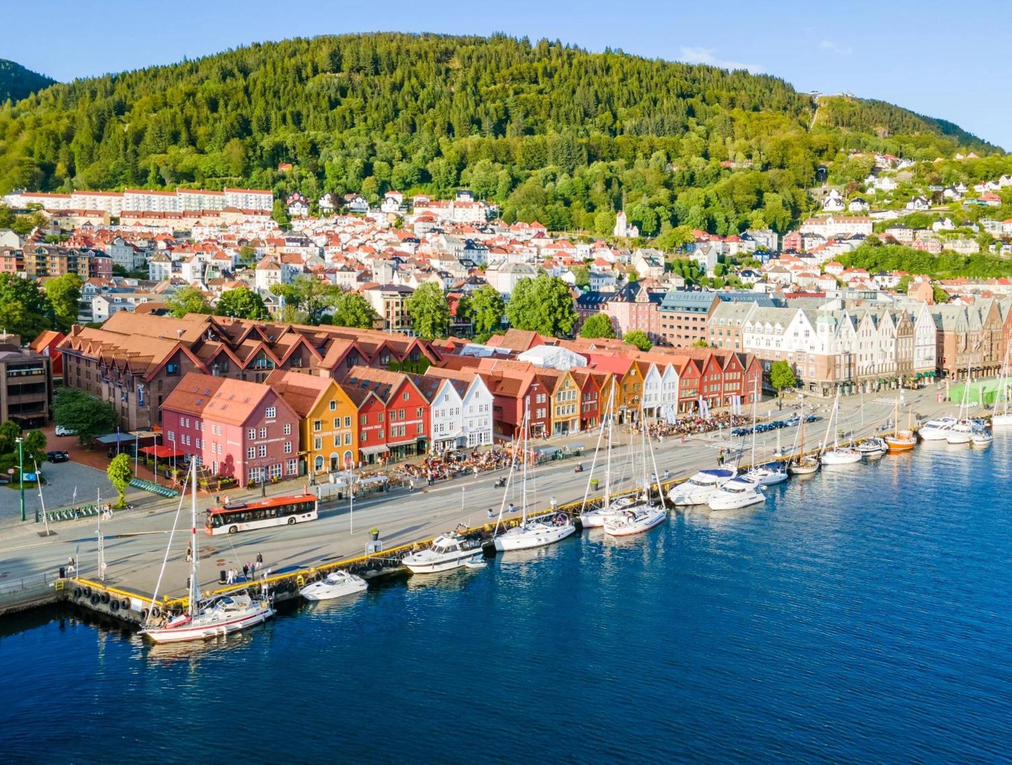 King Bed - Renovated 2024 - 2Br Behind Bryggen Appartement Bergen Buitenkant foto